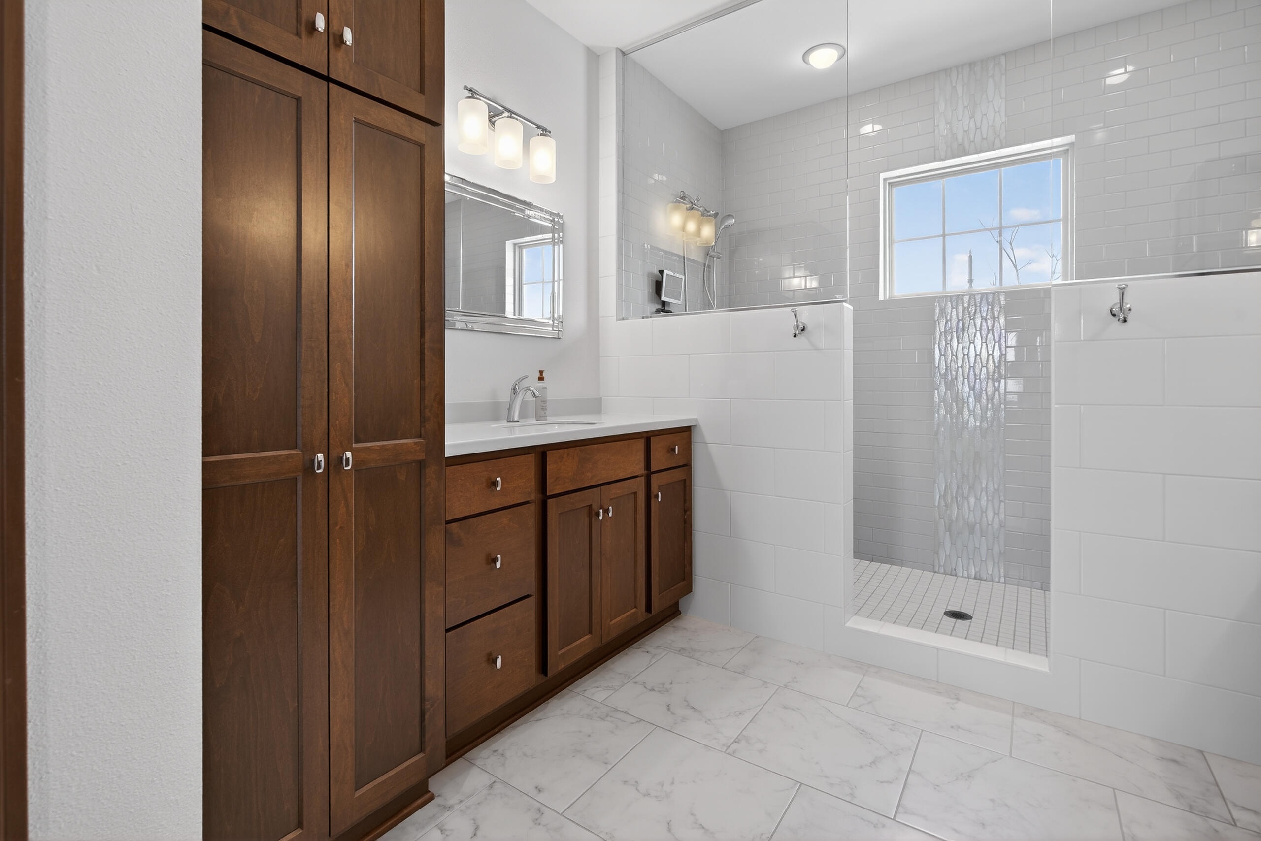 W79N417 Ridgeway Lane Cedarburg, WI 53012 - Photo 20 of 35 Main Bathroom