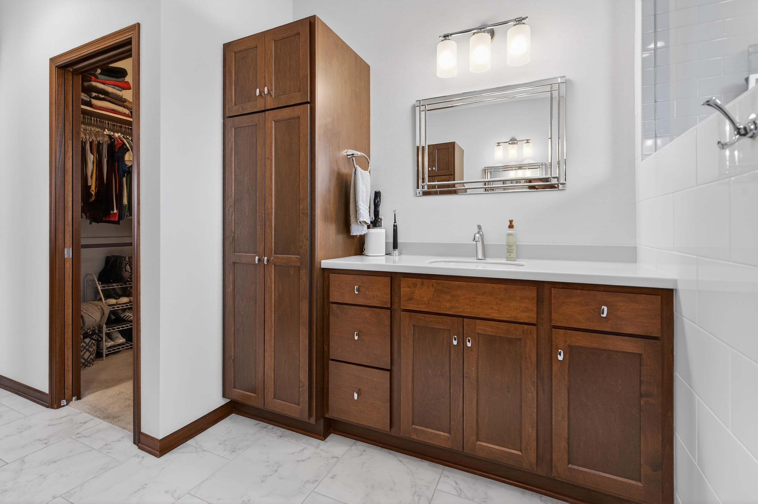 W79N417 Ridgeway Lane Cedarburg, WI 53012 - Photo 21 of 35 Main Bathroom