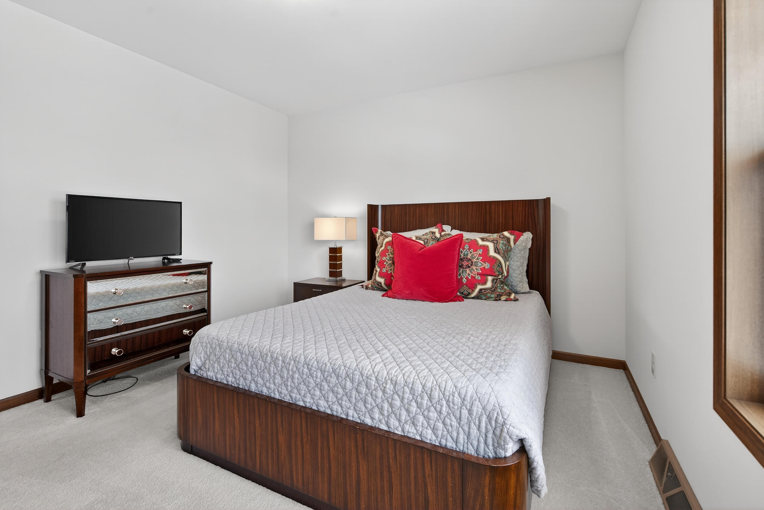 W79N417 Ridgeway Lane Cedarburg, WI 53012 - Photo 26 of 35 Bedroom 3