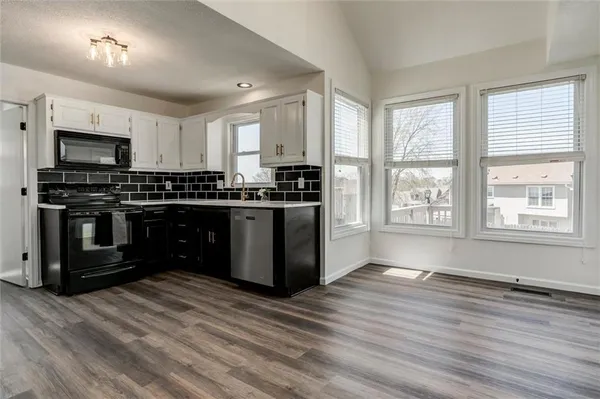 $409,000 | 824 South Elk Lane, Bonner Springs, KS 66012