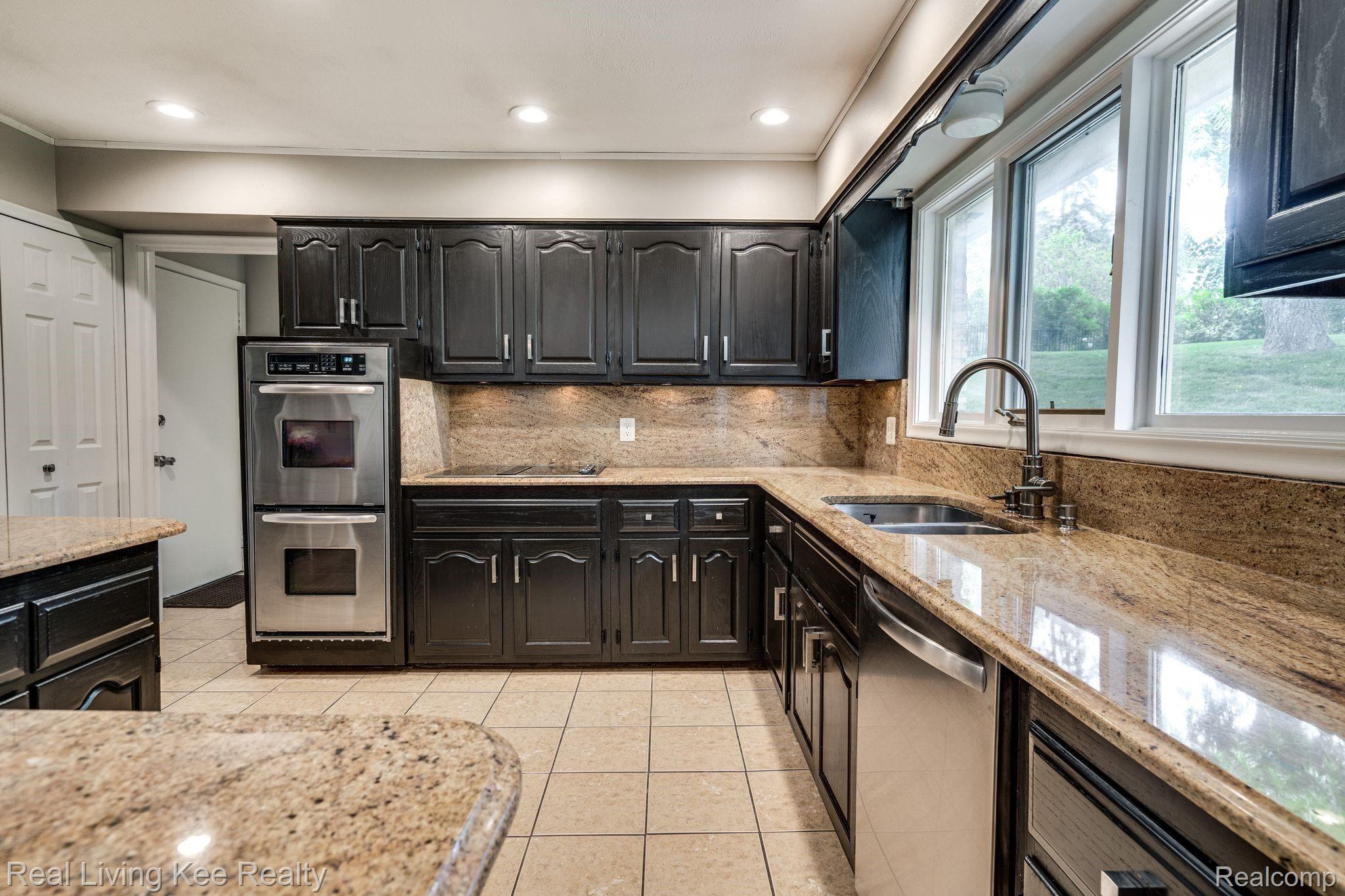 1802 North Kilburn Road Rochester, MI 48306 - Photo 12 of 35 10.jpeg