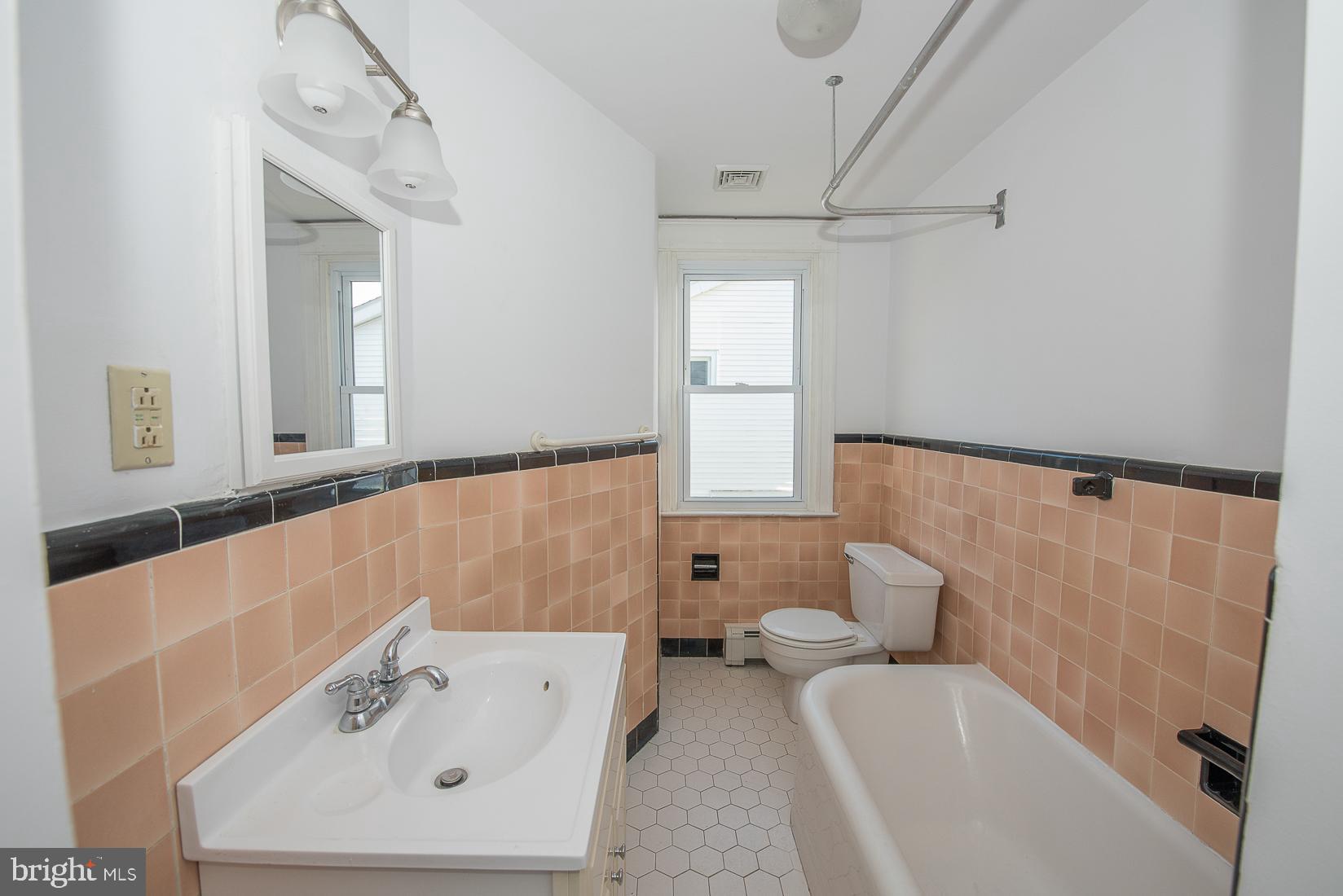 623 Kenilworth Road Ardmore, PA 19003 - Photo 19 of 22 Hall Bathroom with tub/shower