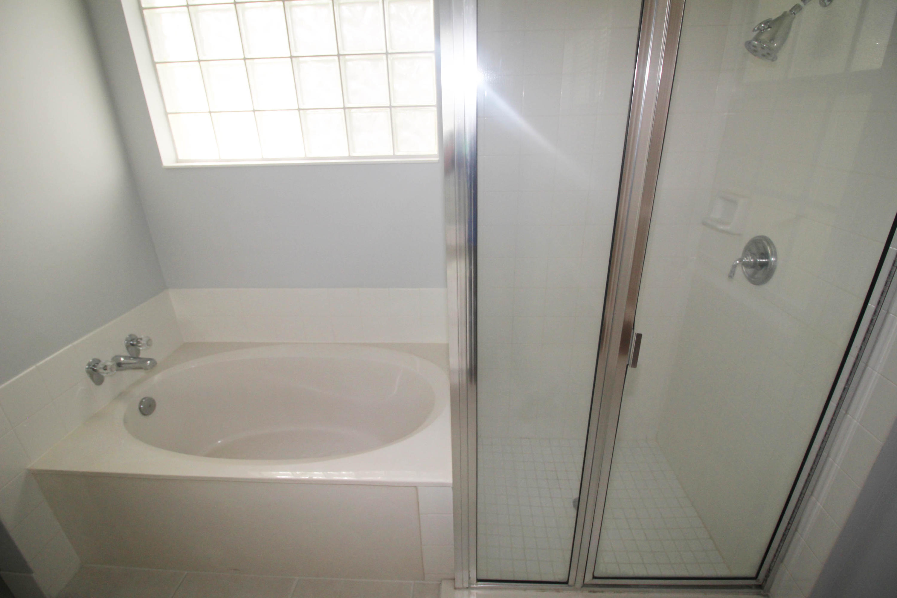 256 San Remo Drive Jupiter, FL 33458 - Photo 30 of 66 a bathroom with a bathtub