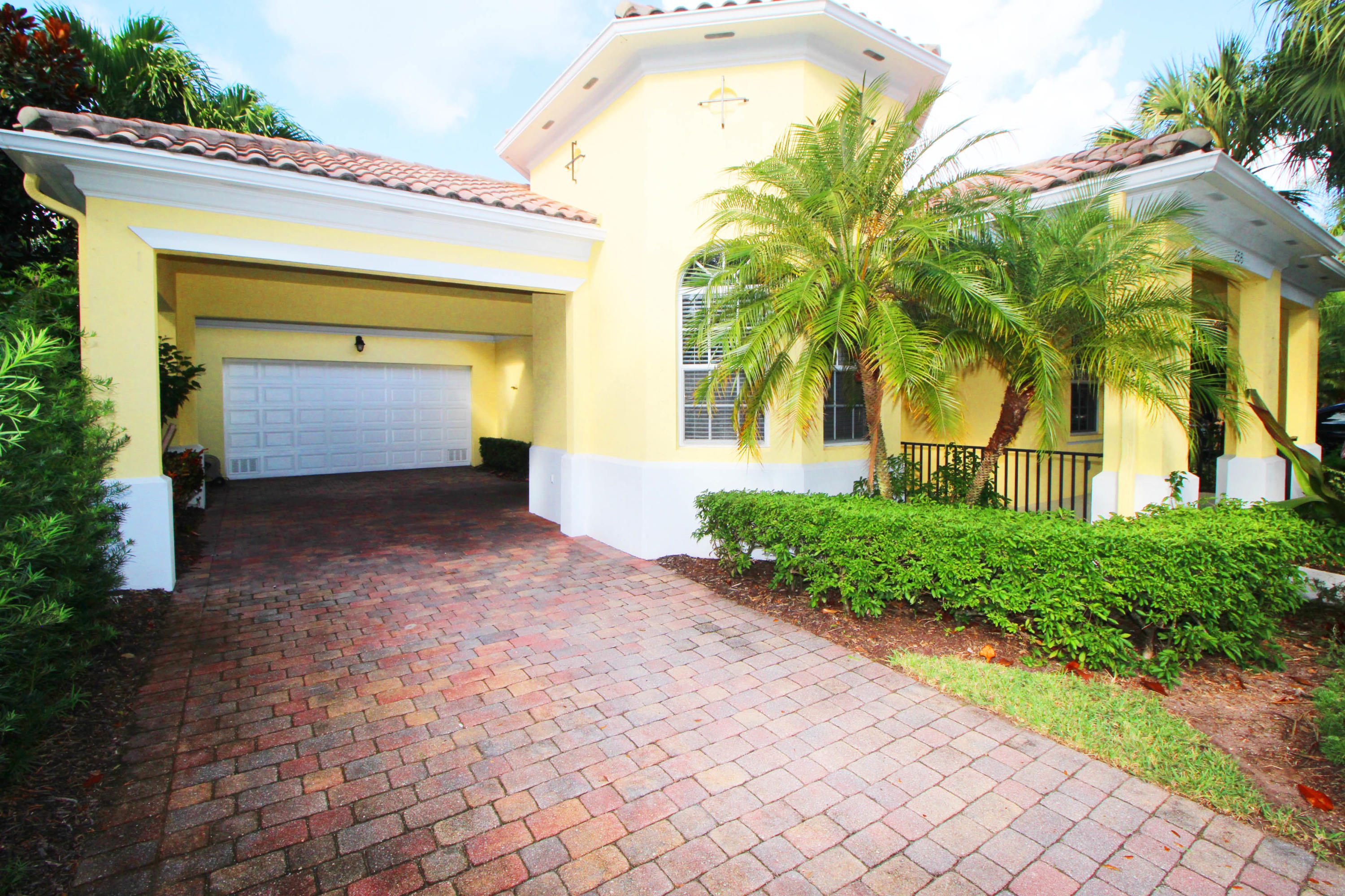 256 San Remo Drive Jupiter, FL 33458 - Photo 5 of 66 IMG_1332
