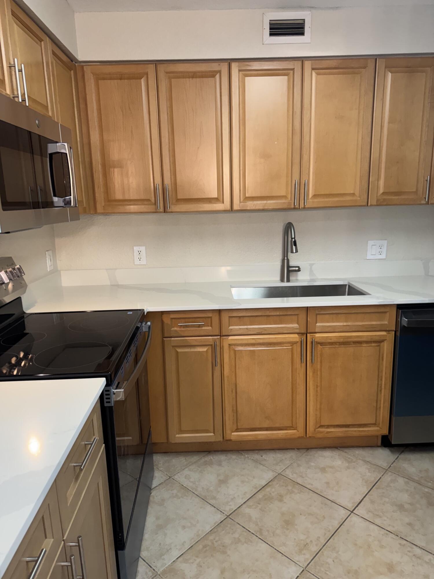 1000 Spanish River Road, Unit 3B Boca Raton, FL 33432 - Photo 7 of 27 Kitchen 2