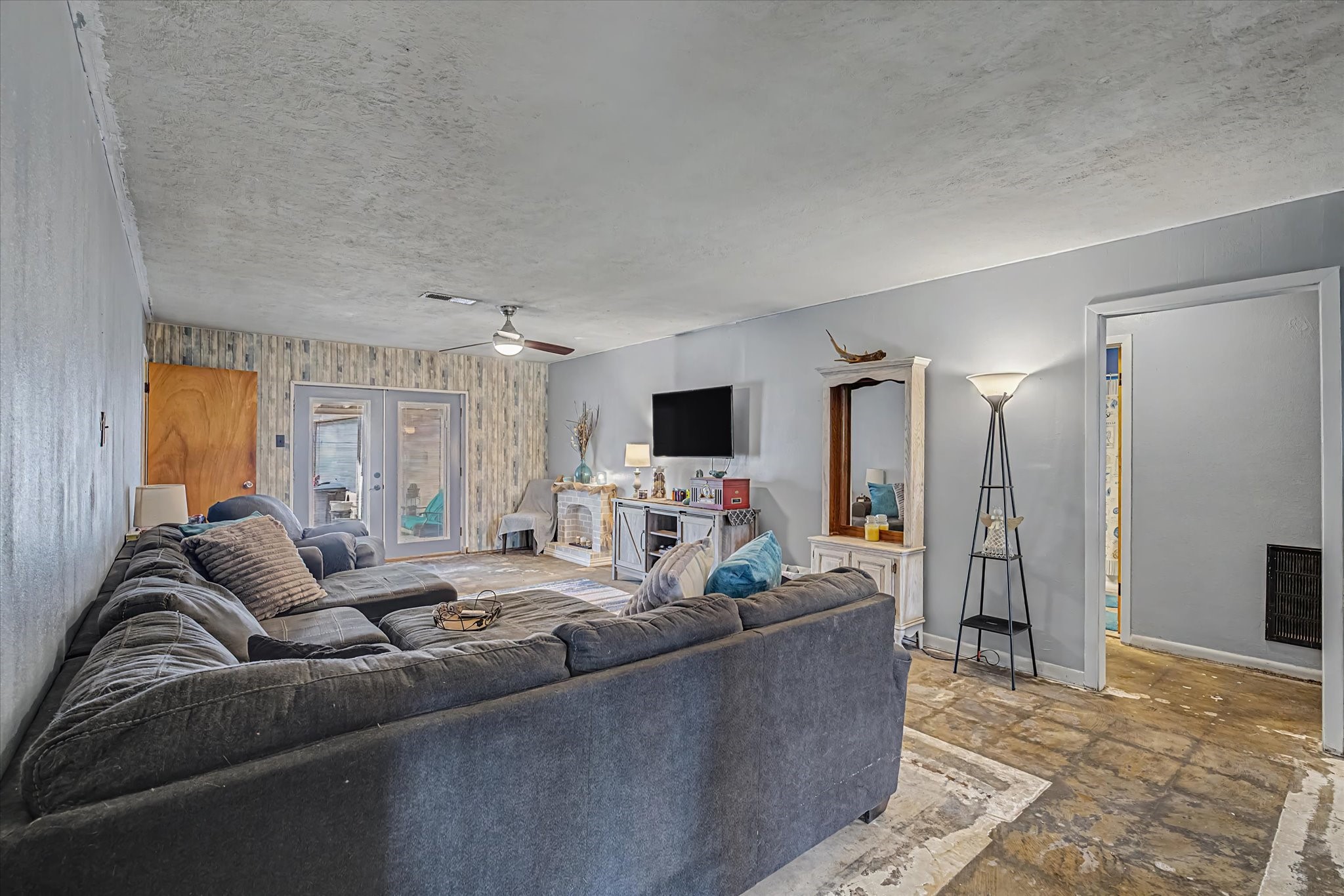 157 Houston Street Angleton, TX 77515 - Photo 7 of 48 Gallery Image 7