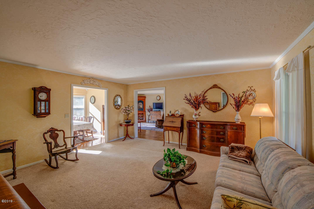 16 Fred Taylor Road Siletz, OR 97380 - Photo 5 of 34 Living room