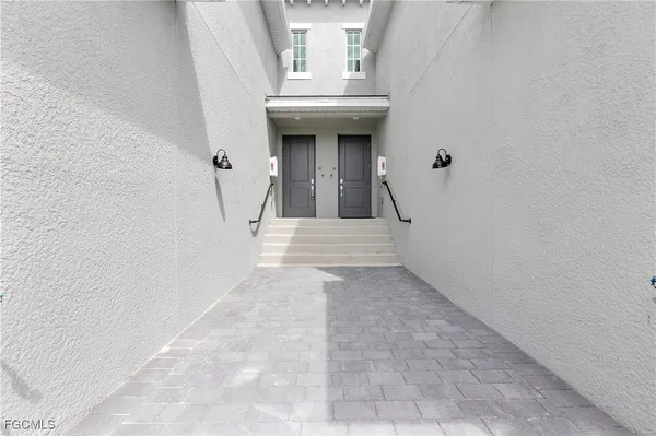 a view of entryway with hall