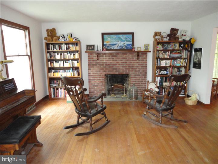 611 Scotch Road Pennington, NJ 08534 - Photo 5 of 21 Living Room