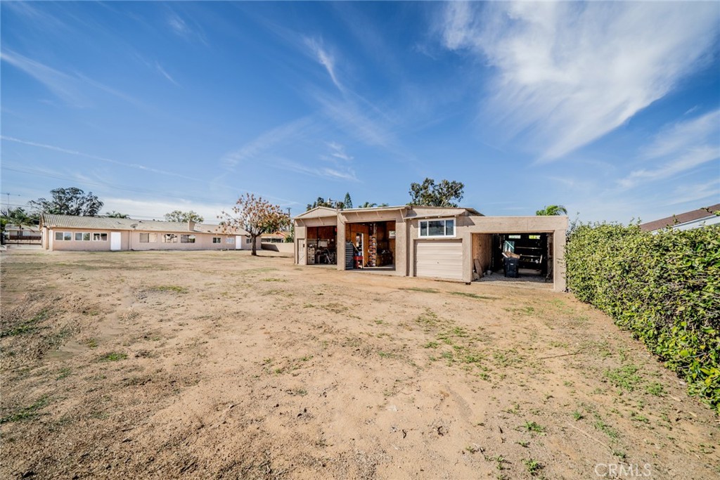 17470 Krameria Avenue Riverside, CA 92504 - Photo 37 of 53 a big room with an oven and a fireplace