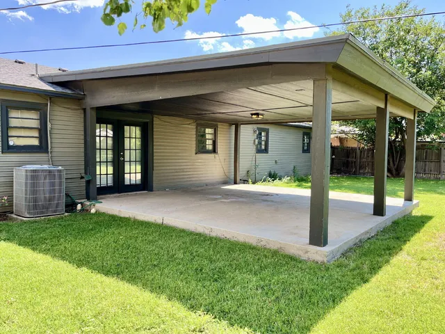 a view of an entrance of the house