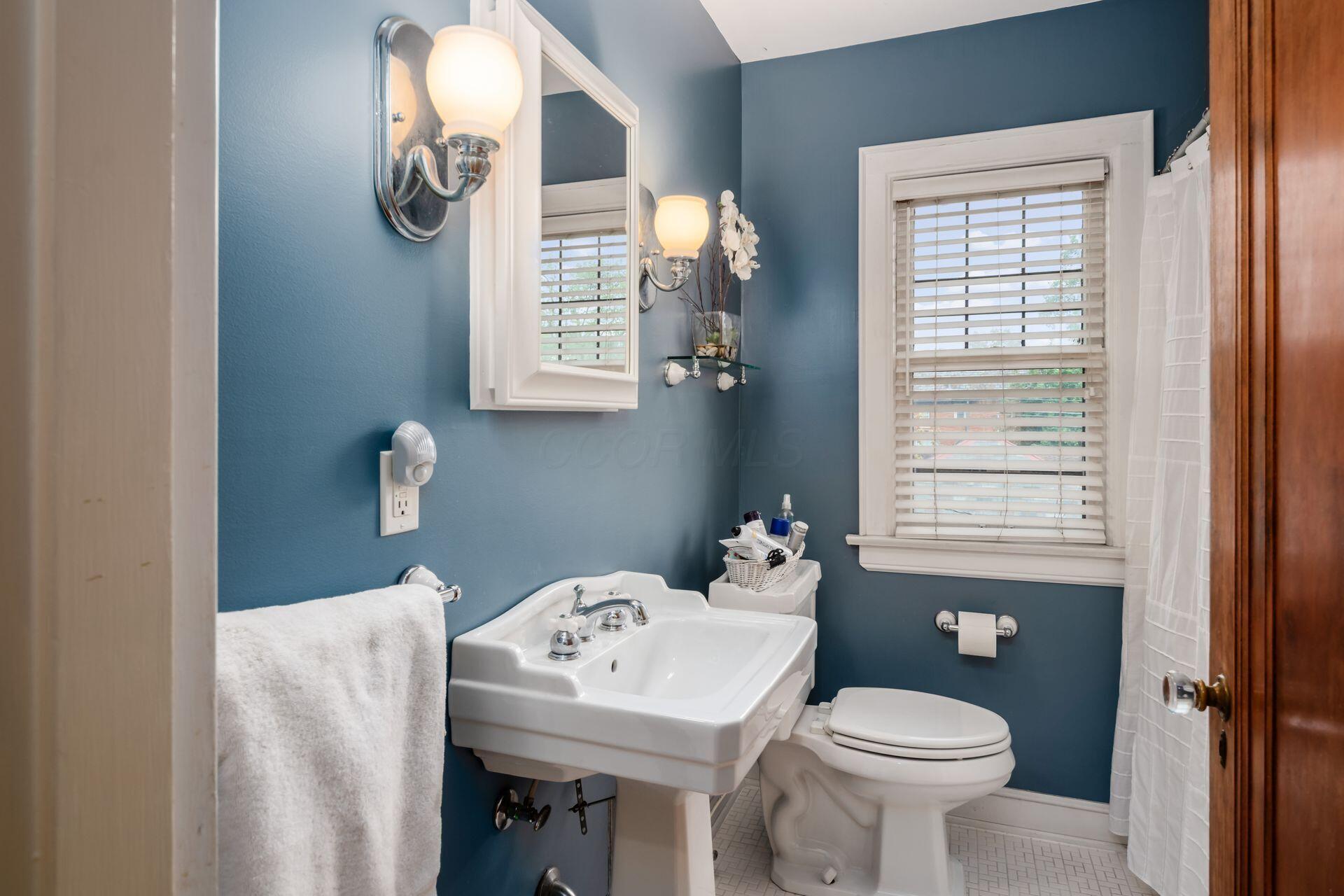 228 South Ardmore Road Columbus, OH 43209 - Photo 31 of 61 Full Bathroom