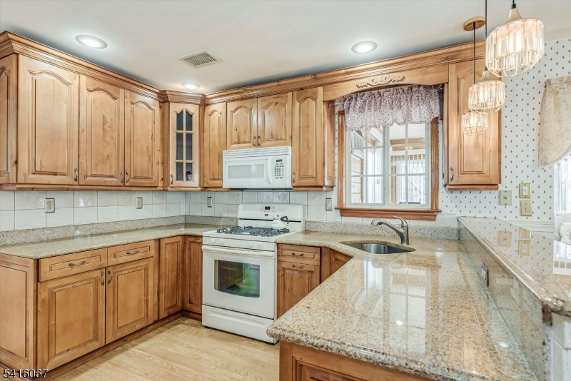 13 Little Doe Run Oak Ridge, NJ 07438 - Photo 12 of 29