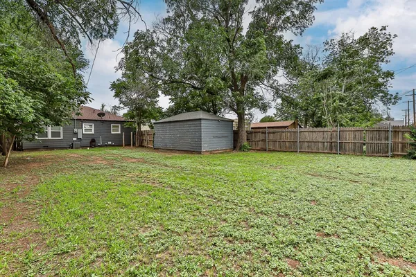 $1,075 | 2120 28th Street, Lubbock, TX 79411