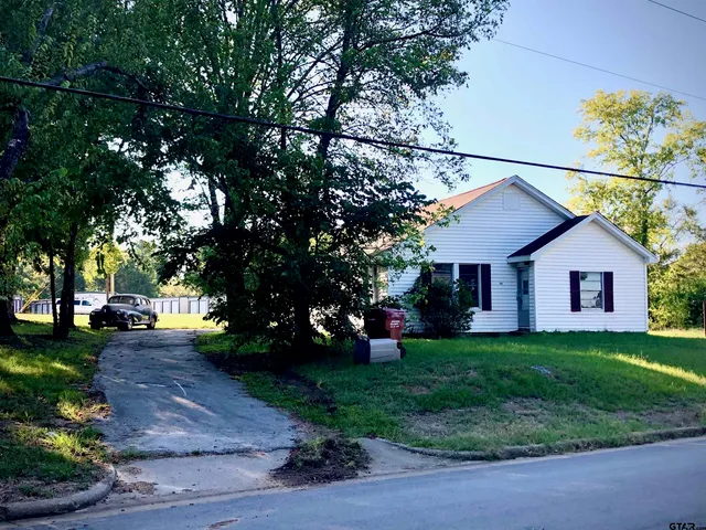 a view of a yard in front of house