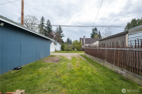 a view of a backyard