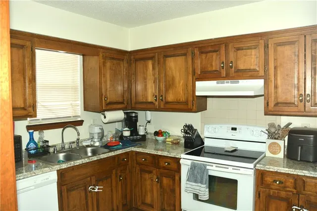 $425,000 | 1103 Northwest Porter Court, Blue Springs, MO 64015