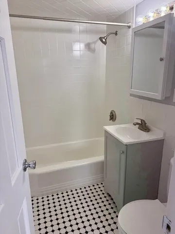 $2,300 | 39 Carey Avenue, Unit 5, Watertown, MA 02472