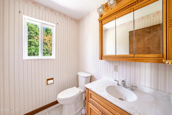 $879,900 | 364 Settles Hill Road, Altamont, NY 12009
