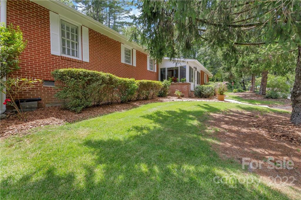 630 Hebron Road Hendersonville, NC 28739 - Photo 4 of 40 Gallery Image 4