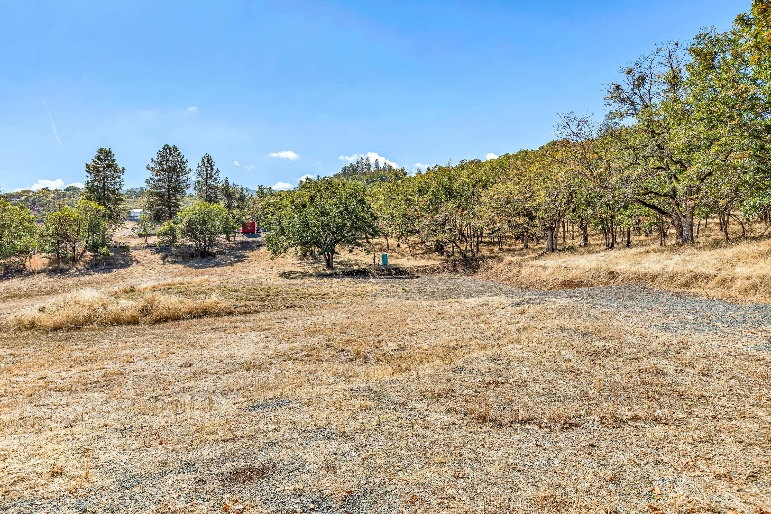 4851 Pioneer Road Medford, OR 97501 - Photo 18 of 26 9R9A3383