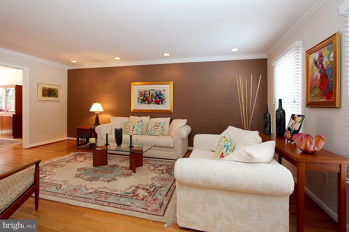 10203 Gainsborough Road Potomac, MD 20854 - Photo 3 of 30 Living Room