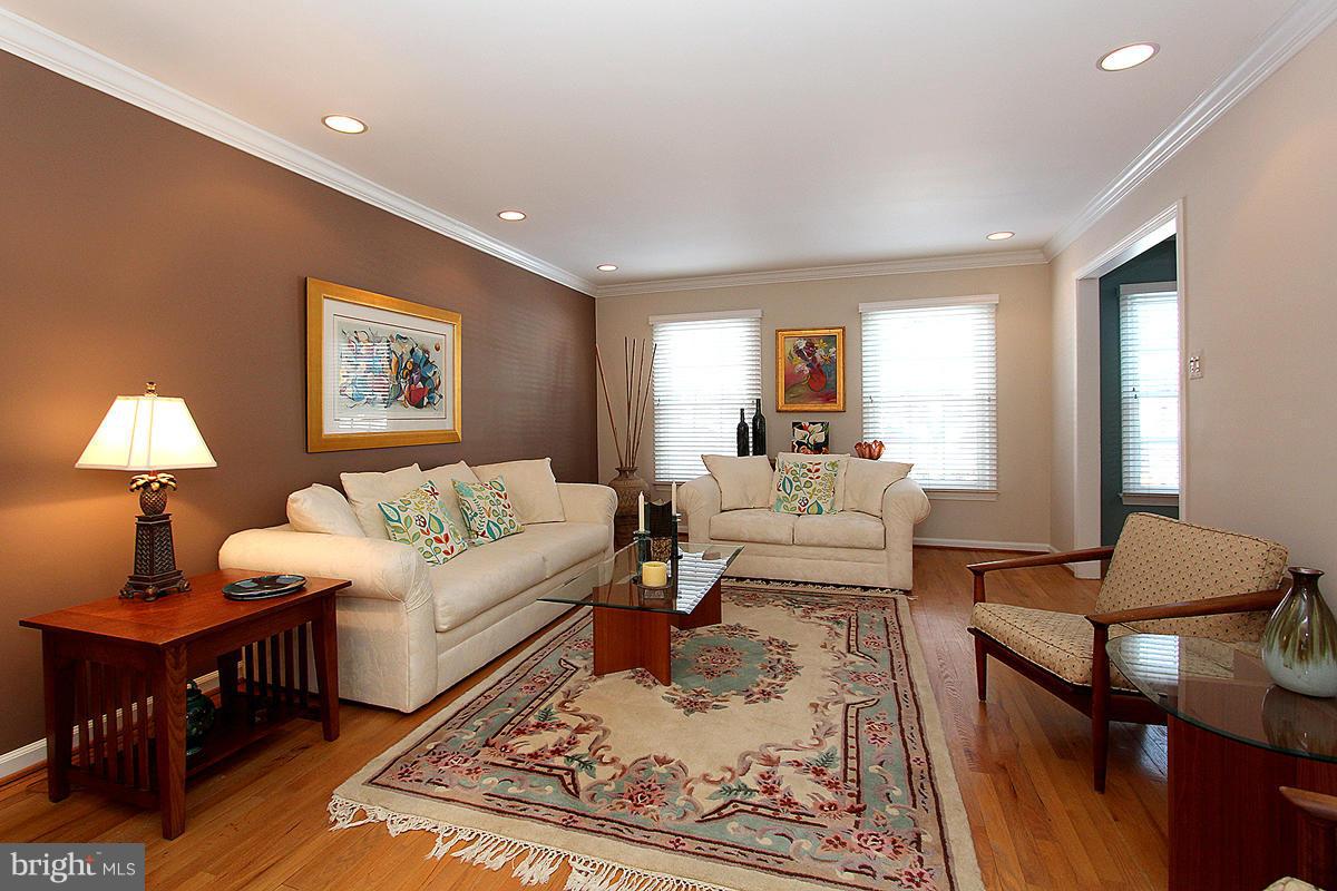 10203 Gainsborough Road Potomac, MD 20854 - Photo 4 of 30 Living Room