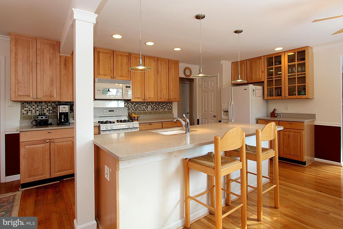 10203 Gainsborough Road Potomac, MD 20854 - Photo 8 of 30 Kitchen