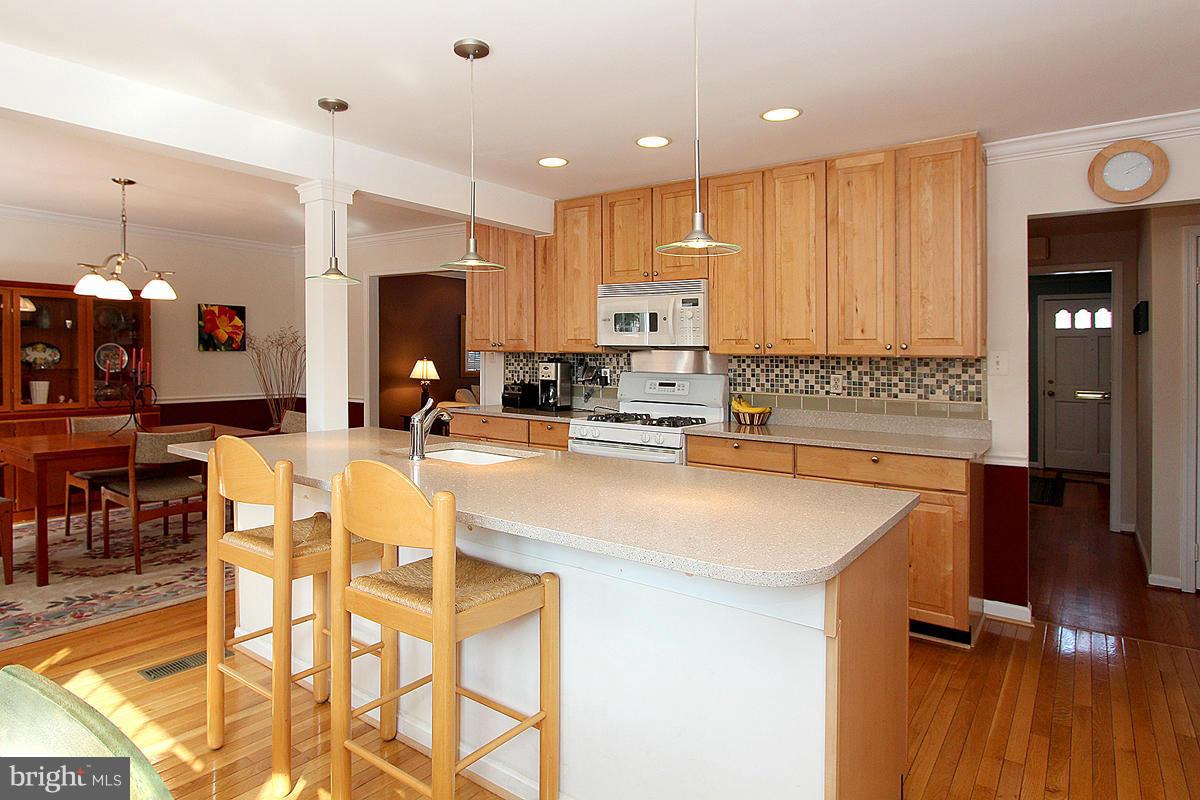 10203 Gainsborough Road Potomac, MD 20854 - Photo 9 of 30 Kitchen