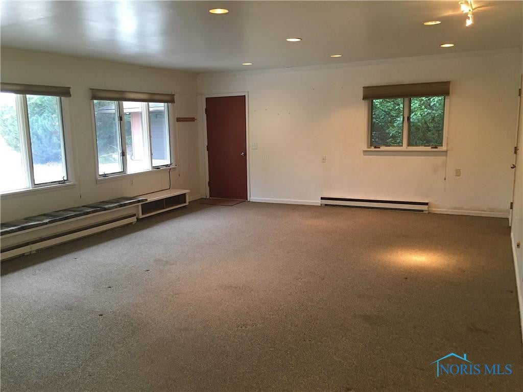 5535 Jerome Road Maumee, OH 43537 - Photo 18 of 27 Huge family and recreation area.
