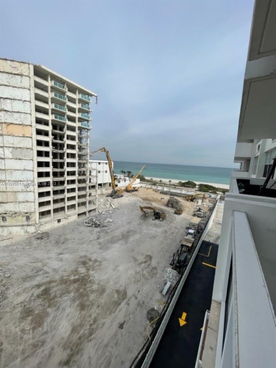 Millionaire's Row Miami Beach, FL 33140 - Photo 12 of 16 a view of an empty room and a stove