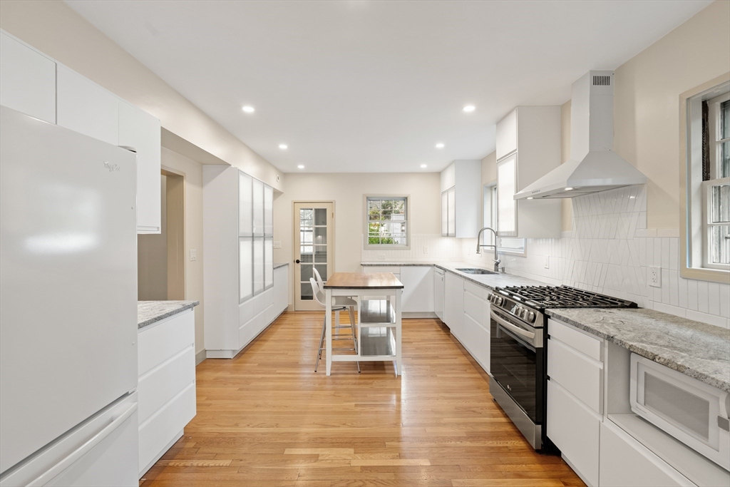 316 Russett Road Chestnut Hill, MA 02467 - Photo 6 of 38