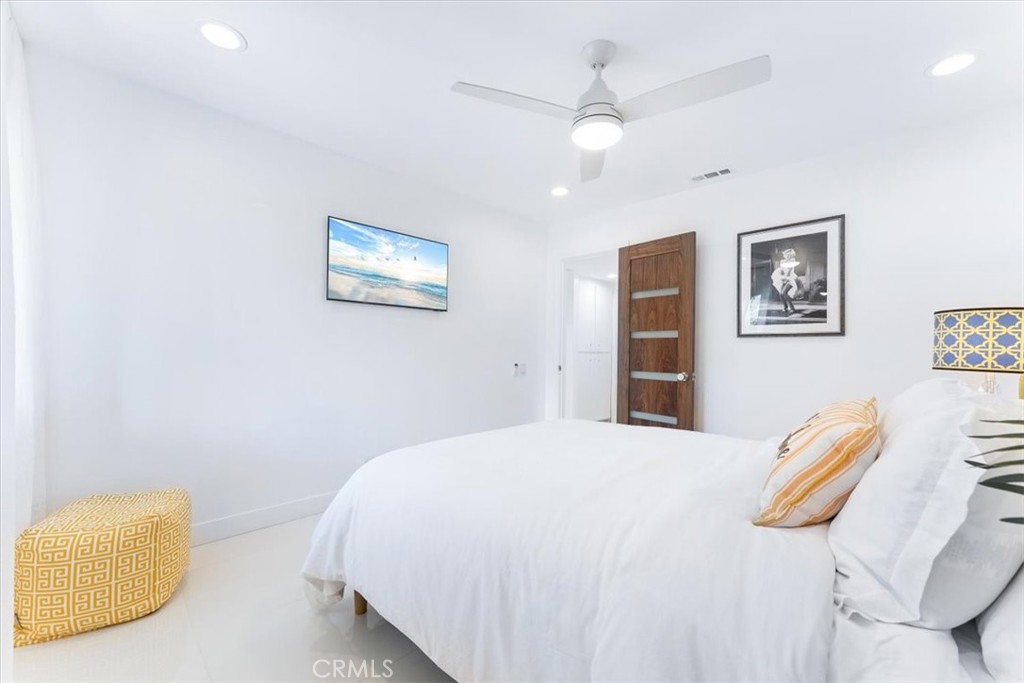1111 Ramon Road, Unit 87 Palm Springs, CA 92264 - Photo 31 of 54 a bedroom with a bed and a painting on the wall