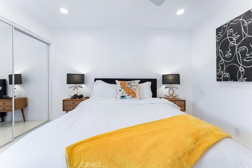 1111 Ramon Road, Unit 87 Palm Springs, CA 92264 - Photo 35 of 54 a bed room with a bed and a chair