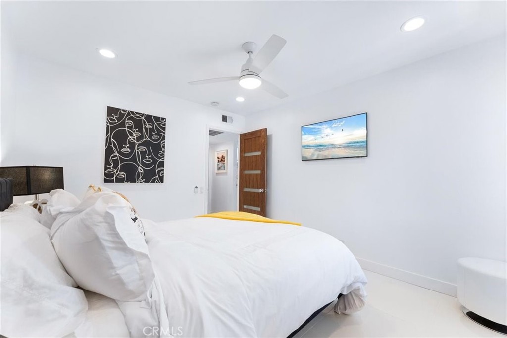 1111 Ramon Road, Unit 87 Palm Springs, CA 92264 - Photo 37 of 54 a bedroom with a bed and a painting on the wall