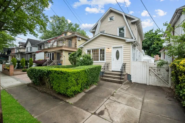 $879,000 | 110-28 213th Street | Bellaire Estates