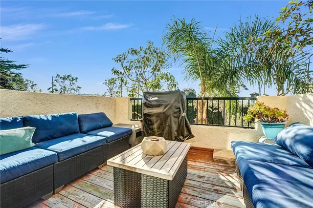 $1,075,000 | 16501 Bordeaux Lane, Unit 211, Huntington Beach, CA 92649