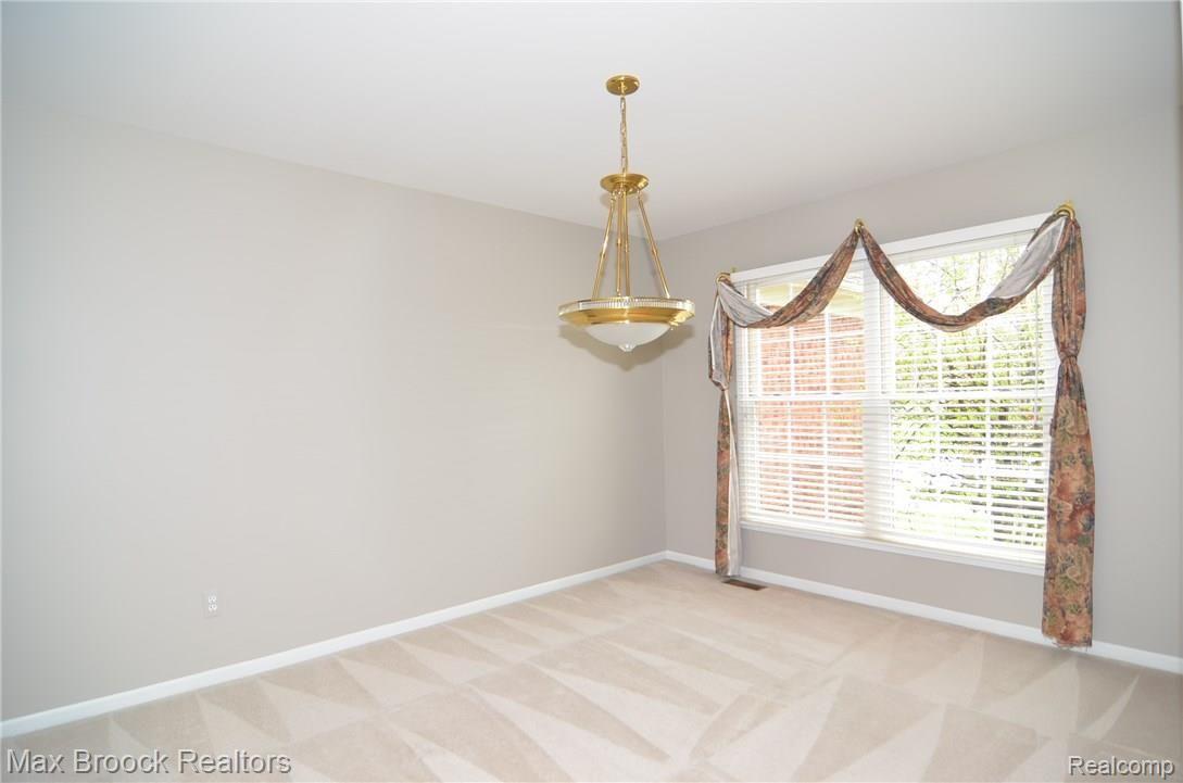 3221 Courtfield Drive Rochester, MI 48309 - Photo 5 of 33 Dining room