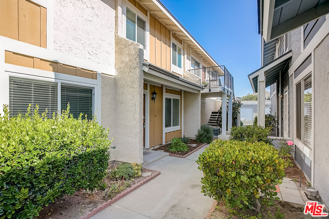 537 Spring Road, Unit 27 Moorpark, CA 93021 - Photo 1 of 30 a front view of a house with garden