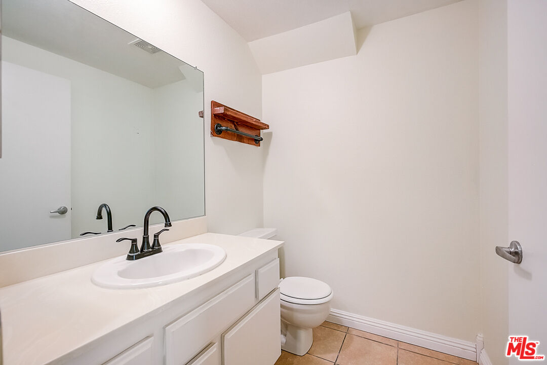 537 Spring Road, Unit 27 Moorpark, CA 93021 - Photo 8 of 30 a bathroom with a sink and a toilet
