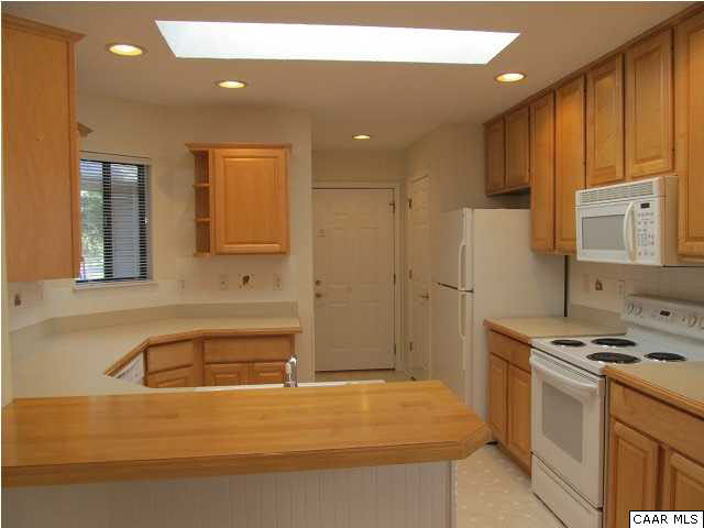 4 Slice Road Palmyra, VA 22963 - Photo 8 of 25 Kitchen has a skylight & breakfast bar.