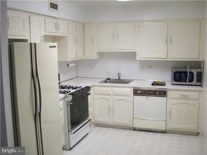 8910 Krewstown Road, Unit 103 Philadelphia, PA 19115 - Photo 10 of 17 Kitchen