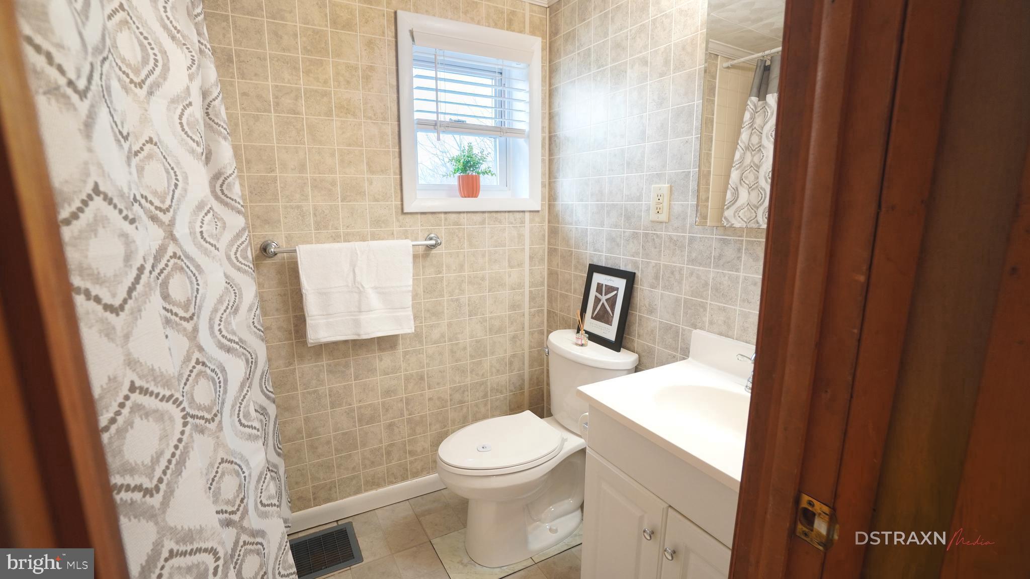 3708 Limekiln Road Sharpsburg, MD 21782 - Photo 11 of 33 a bathroom with a toilet and a shower curtain