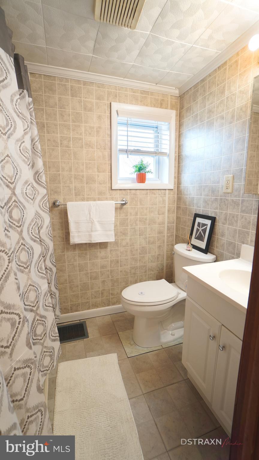 3708 Limekiln Road Sharpsburg, MD 21782 - Photo 18 of 33 a bathroom with a toilet a sink a shower and a mirror