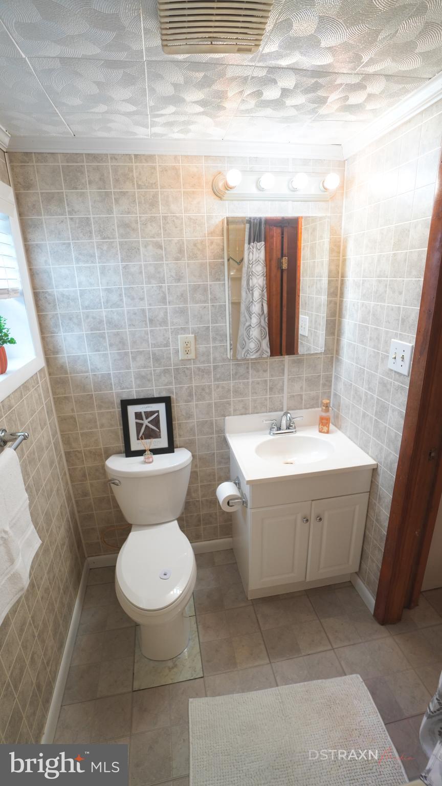 3708 Limekiln Road Sharpsburg, MD 21782 - Photo 19 of 33 a bathroom with a toilet sink and mirror