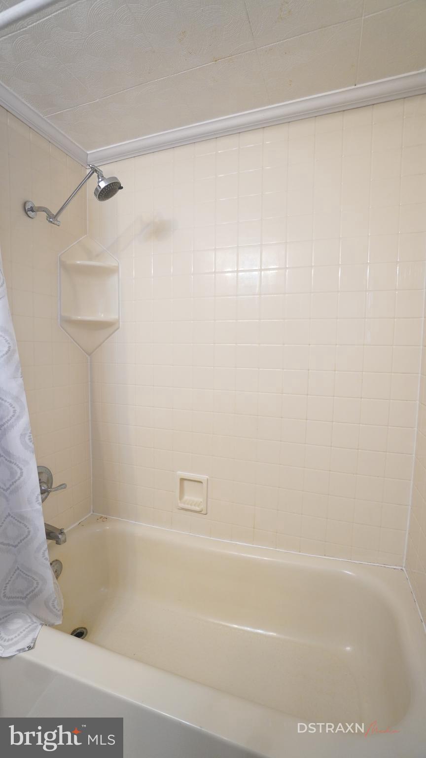 3708 Limekiln Road Sharpsburg, MD 21782 - Photo 20 of 33 a bathroom with a shower and a bath tub