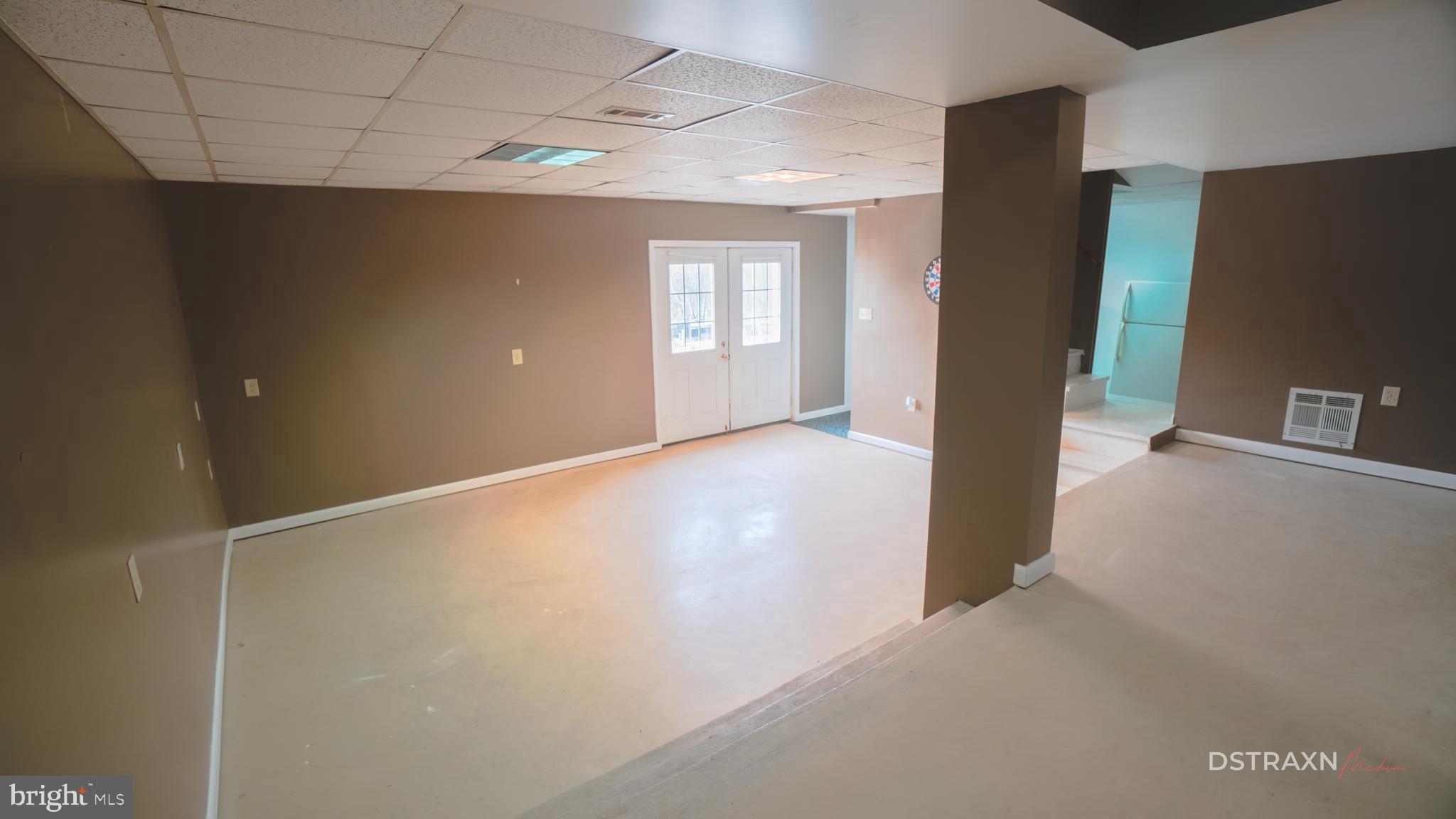 3708 Limekiln Road Sharpsburg, MD 21782 - Photo 33 of 33 a view of hallway with a large window