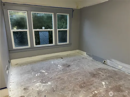 a view of empty room with window