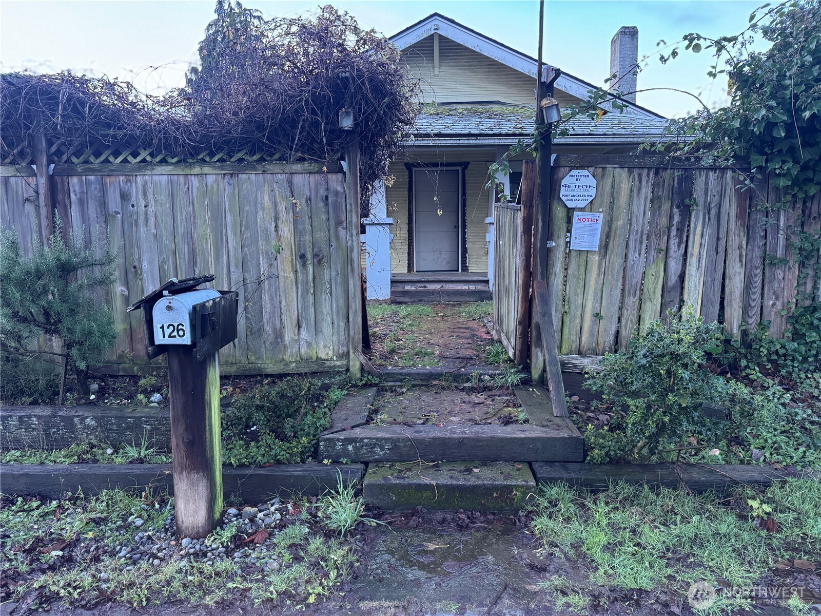 126 West 5th Street Port Angeles, WA 98362 - Photo 2 of 34 a front view of a house with garden