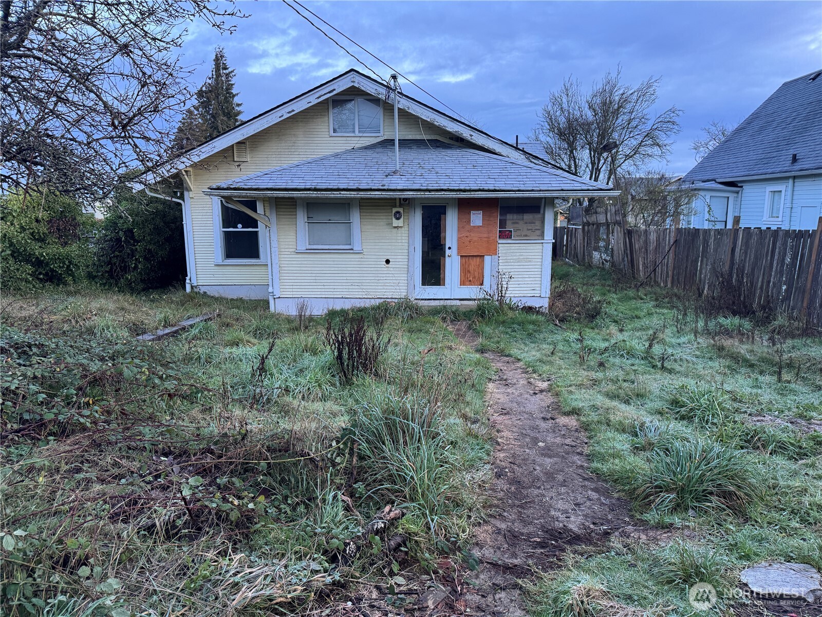126 West 5th Street Port Angeles, WA 98362 - Photo 24 of 34 a front view of a house with garden